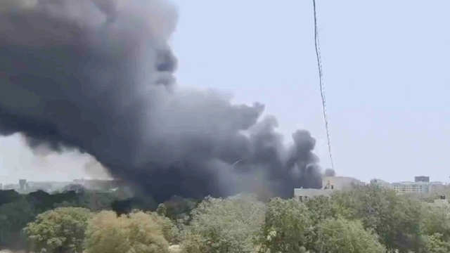 Boeing 787 chở hơn 240 người bất ngờ lao thẳng xuống mặt đất rồi bốc cháy: Huy động khẩn cấp hàng chục xe cứu hỏa, cứu thương đến hiện trường