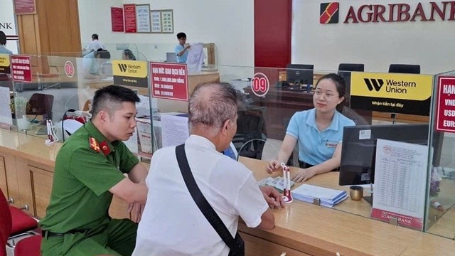 Ông V. đến ngân hàng rút sổ tiết kiệm để chuyển khoản 200 triệu đồng, nhân viên Agribank nhận giao dịch rồi lập tức báo công an