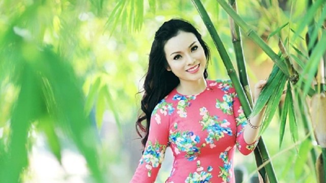 NSƯT là Trưởng khoa, Tiến sĩ âm nhạc trẻ nhất Việt Nam được phong 'Nữ hoàng nhạc dân gian', tuổi 43 hạnh phúc bên chồng PGS.TS, Viện trưởng