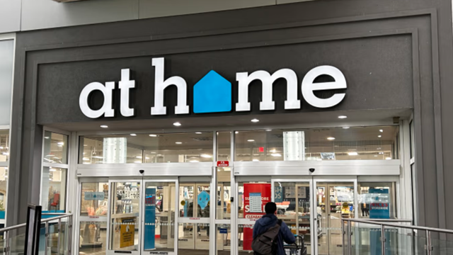 Doanh nghiệp hơn 40 năm tuổi xin phá sản vì cú sốc thuế quan của ông Trump