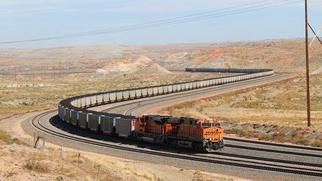 Chế tạo thành công 'quái vật sắt' dài hơn 7km nặng 99.000 tấn gây chấn động thế giới