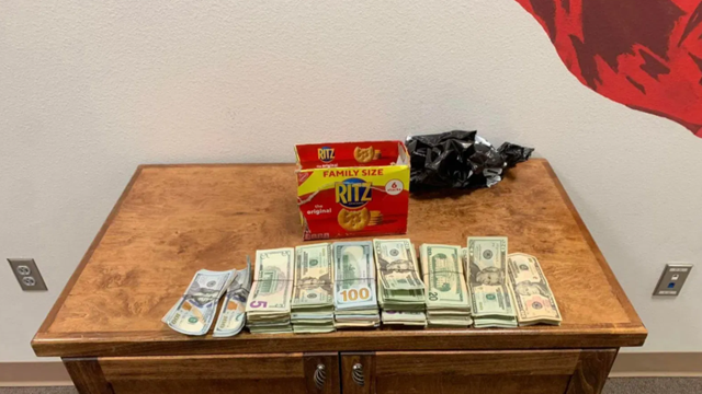 Khám xét ô tô di chuyển bất thường trên đường, thu giữ khẩn cấp hàng loạt cọc tiền lớn giấu dưới gầm xe 