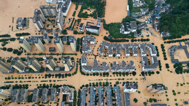 Trận lụt tồi tệ nhất 50 năm khiến gần 81.000 người phải sơ tán, sân vận động bị nhấn chìm, nước ngập cao 3m