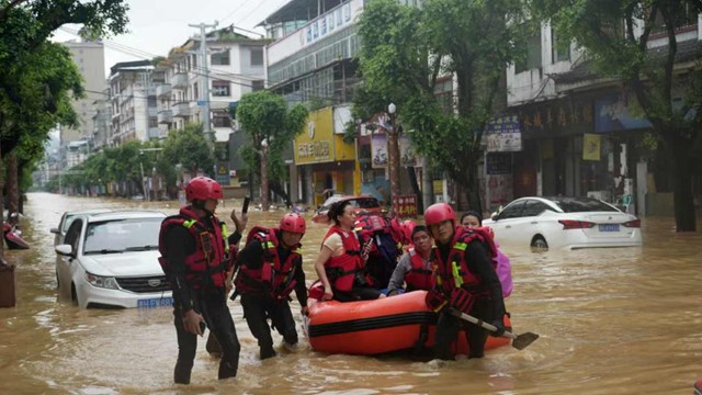 Mưa lớn lần thứ 2 trong 1 tuần, một nửa huyện 300.000 cư dân chìm trong nước lũ, Trung Quốc lo ngại hiện tượng ‘Thiên nga đen’