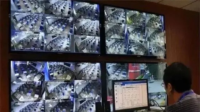 Nam sinh giỏi nhất tỉnh thi đại học lại xếp cuối bảng, xem video giám sát thấy chỉ nộp 3 tờ giấy trắng, biết lý do đằng sau ai cũng bật khóc