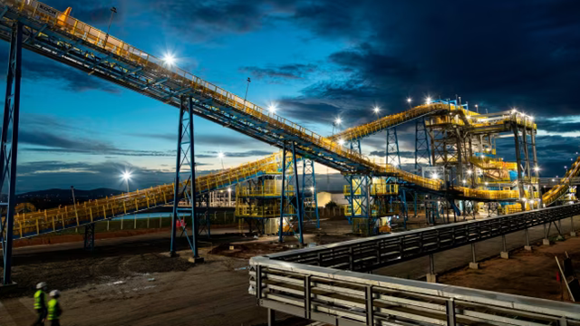 Láng giềng Việt Nam liên tục thâu tóm hàng loạt 'mỏ kho báu' ở nước ngoài, chuyện gì xảy ra?