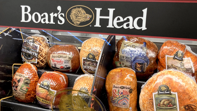 Đột kích nhà máy sản xuất thịt nguội, cảnh sát phát hiện thiết bị dính 'chất nhầy lạ', côn trùng bò xung quanh: Doanh thu lên tới 33.000 tỷ đồng/năm