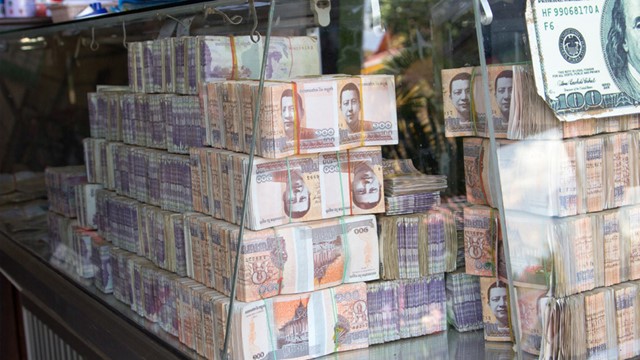 Láng giềng Việt Nam thu hồi gần 280 tỷ đồng tiền lương chi trả vượt mức: Chuyện gì đã xảy ra?