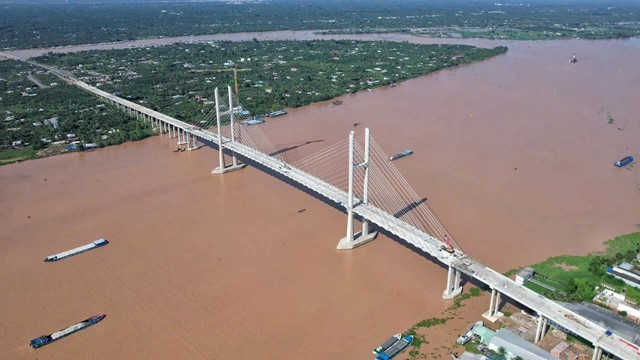 Huy động 600 công nhân dồn lực xây cầu dây văng gần 7.000 tỷ, dự kiến hoàn thành ngay trước Quốc khánh 2/9