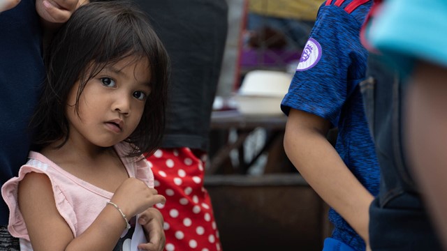 Nền kinh tế lớn thứ 2 Đông Nam Á lung lay: Người dân chật vật vì lương đứng im 2 năm qua nhưng giá cả tăng vùn vụt