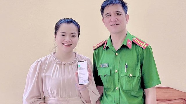 Nhận được 200 triệu đồng từ tài khoản lạ, chị Thảo bảo lưu rồi báo ngân hàng, công an lập tức vào cuộc