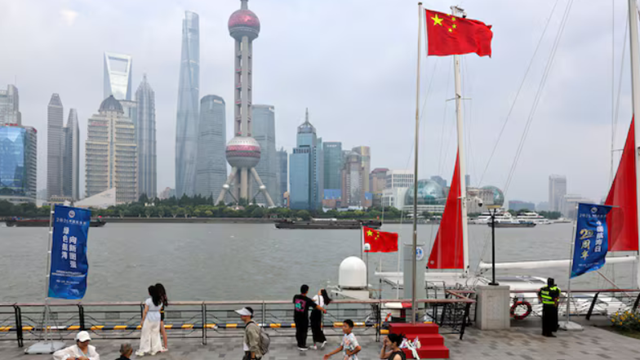 Nền kinh tế lớn nhất châu Á lung lay: Người dân vật lộn mưu sinh, tan ca 'thay áo' làm shipper chỉ mong kiếm thêm 200.000 đồng