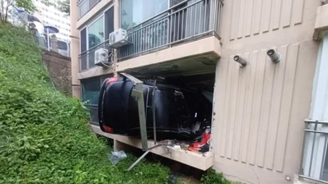 Hy hữu: Nữ tài xế U60 lái ô tô đâm xuyên qua ban công một tòa chung cư, gây tai nạn dù không đụng một giọt bia rượu