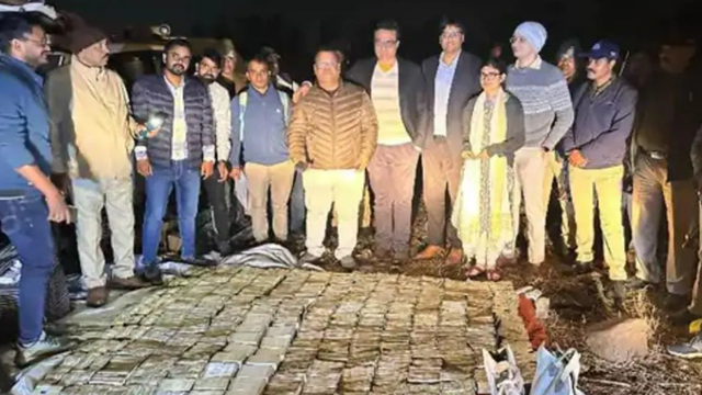 Khám xét chiếc ô tô bị bỏ lại trong rừng, thu giữ khẩn cấp 30 tỷ đồng tiền mặt, hơn 50 cân vàng