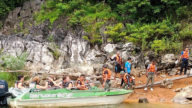 Lật thuyền bất ngờ khiến 1 nữ hướng dẫn viên thiệt mạng, 16 du khách nước ngoài thoát chết trong gang tấc
