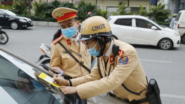 Tới đây, người dân không cần mang bằng lái, bảo hiểm xe khi ra đường