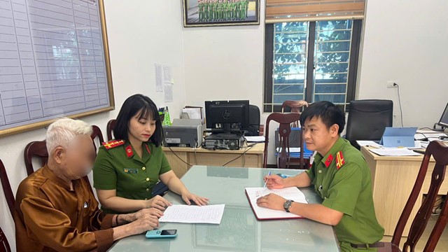 Ông H. định bán 1 cây vàng để lấy tiền cứu vợ, con gái lập tức dẫn bố lên công an phường trình báo