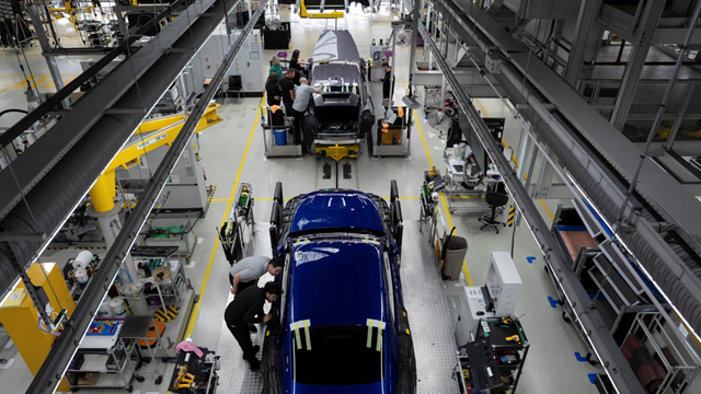 Hàng loạt công ty bắt đầu chuyển nhà máy sản xuất, chuyện gì đang xảy ra?