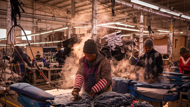 Báo động một quốc gia chìm vào khủng hoảng, hàng loạt dây chuyền sản xuất ngừng hoạt động vì 'cú sốc' từ ông Trump