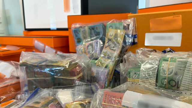 Đột kích hai căn nhà ở ngoại thành, cảnh sát tịch thu 24 cân vàng thỏi gần 100 tỷ, tiền mặt 47 tỷ, thuốc lá lậu, túi xách hiệu