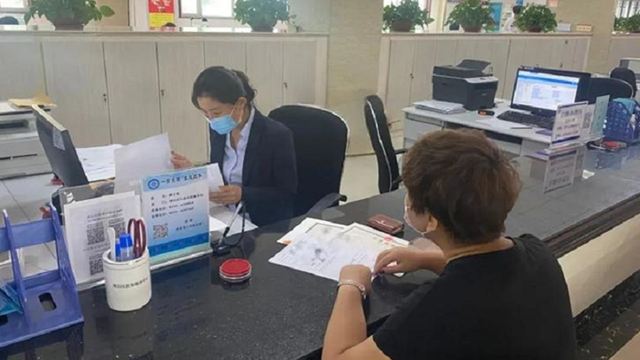 Bà Trương rút 360 triệu từ sổ tiết kiệm chuyển vào tài khoản cá nhân, nhân viên ngân hàng phong tỏa tài khoản rồi lập tức báo công an