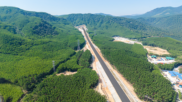 Huy động 3.060 người, 1.140 máy móc làm hết công suất, đưa dự án 20.400 tỷ lớn nhất cao tốc Bắc - Nam về đích theo chỉ đạo của Thủ tướng