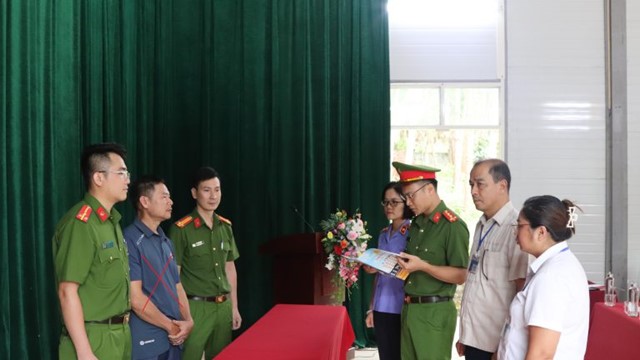 Khởi tố 42 người