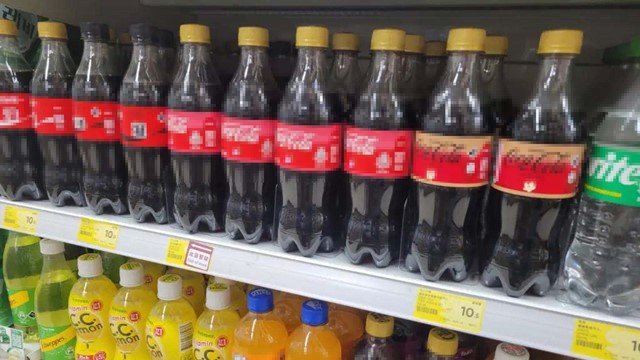 Bắt giữ người đàn ông 63 tuổi bơm nước tiểu vào hàng loạt chai nước ngọt có ga tại siêu thị