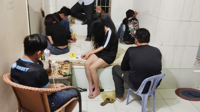 Bắt 11 nam, nữ trong một phòng trọ