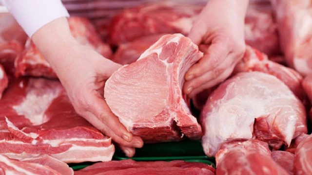 Phát hiện 37kg thịt lợn mốc xanh và bốc mùi thối trong căng tin trường tiểu học khiến dư luận chấn động