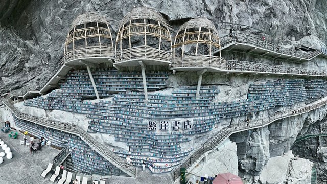 Thư viện độc nhất thế giới tại Trung Quốc, công nhân cải tạo hang đá bên 'mép vực' để hoàn thành