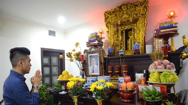 Bài văn khấn ngày mùng 1 tháng 7 âm lịch khấn thổ công các vị thần và gia tiên đầy đủ, chuẩn phong tục