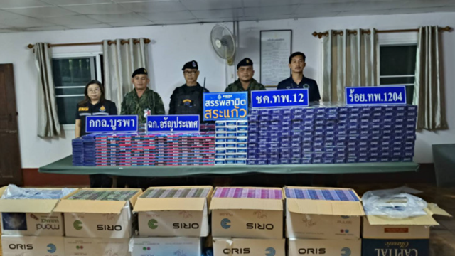 Khám xét ruộng mía gần biên giới, thu giữ khẩn cấp hàng loạt bao tải khả nghi chứa hơn 13.000 bao thuốc lá lậu 