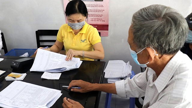 Điều kiện để người làm nghề, công việc nặng nhọc, độc hại hưởng lương hưu là gì?