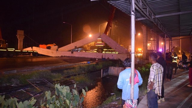 Sập cầu đi bộ gần 6 tỷ đồng đè bẹp cần cẩu và xe đầu kéo, nhiều người may mắn thoát chết trong gang tấc