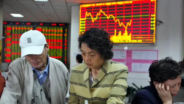 Người dân rút tiết kiệm đổ vào chứng khoán, chuyện gì đã xảy ra tại thị trường top đầu châu Á?