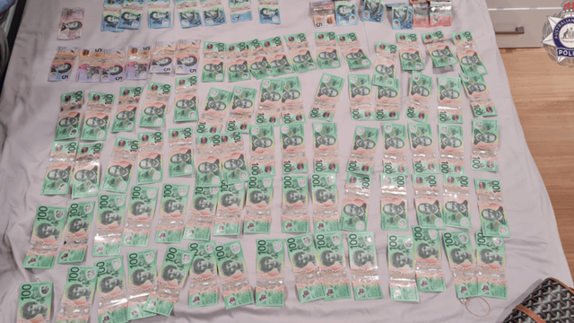 Khám xét nhà riêng của chủ quán cà phê, cảnh sát thu giữ khẩn cấp hơn 2 tỷ đồng vàng thỏi, tiền mặt