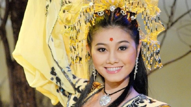 Nữ NSND là ái nữ gia tộc cải lương nhiều đời, từng là đại biểu HĐND 2 khóa, tuổi tứ tuần thành 'phú bà' đeo đồng hồ 10 tỷ, có 2 biệt thự xa hoa