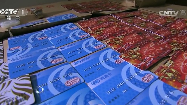 Đột kích nhà cựu quan chức chống tham nhũng, phát hiện căn phòng bị khóa chứa hàng loạt cọc tiền, ngọc quý...tổng trị giá hơn 200 tỷ đồng