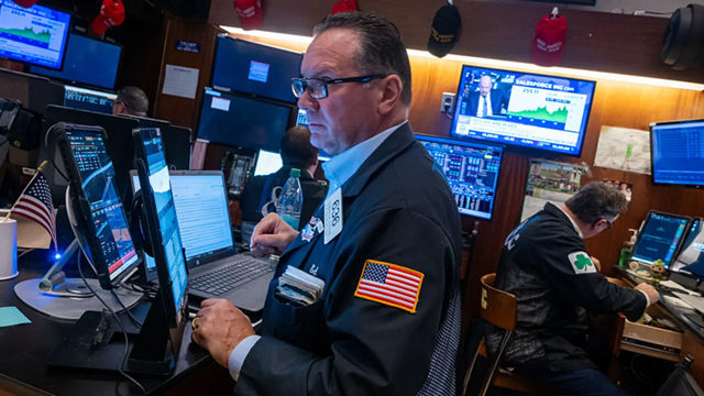 Chứng khoán Mỹ nhuốm sắc đỏ sau khi nền kinh tế nhận cú sốc lớn