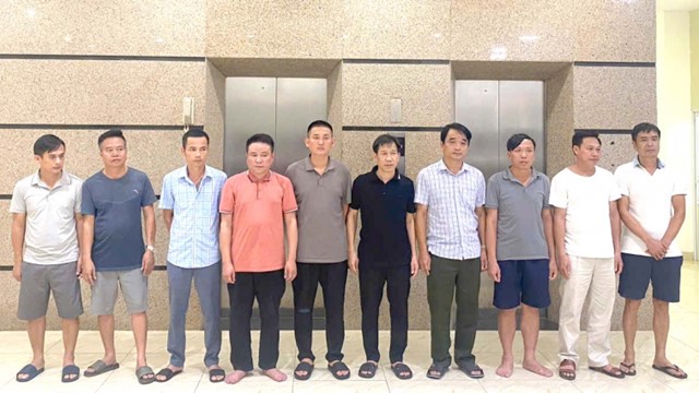 Khởi tố 4 cán bộ kiểm lâm nhận hối lộ