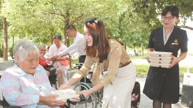 Thủ đô lần đầu tiên có hơn 5 triệu người cao tuổi, láng giềng Việt Nam đau đầu giải bài toán ‘già hóa dân số’