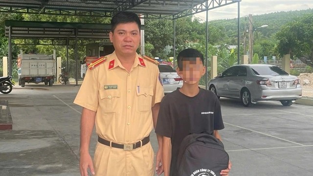 Nam sinh 16 tuổi đi xe khách vào TP. HCM tìm việc, tài xế nhìn sắc mặt lập tức dừng xe, mời công an đến làm việc