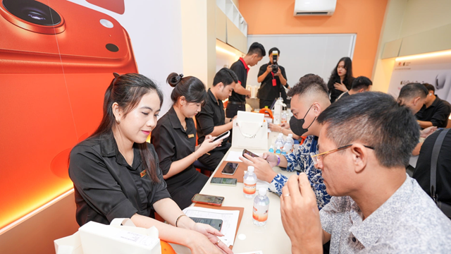 iPhone 17 tạo ‘cơn sốt’ ​ở Việt Nam và khắp châu Á: Khách sẵn lòng xếp hàng dài, đợi nhiều tuần để sở hữu siêu phẩm