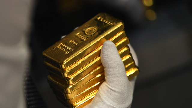 Khám xét nhà riêng cựu trợ lý quan chức, phát hiện số tài sản vượt xa thu nhập: Hàng loạt giấy tờ nhà vài nghìn m2, một vali chứa hơn 5 cân vàng