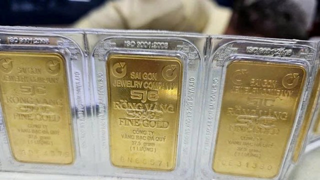 Giá vàng SJC vượt 135 triệu đồng/lượng, cao hơn thế giới gần 14 triệu