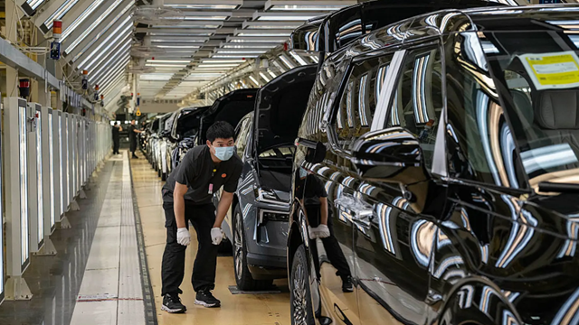 Sản xuất Trung Quốc khởi sắc, PMI vượt dự báo