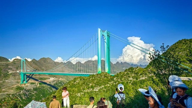 Chính thức thông xe cây cầu 7.413 tỷ đồng cao nhất thế giới