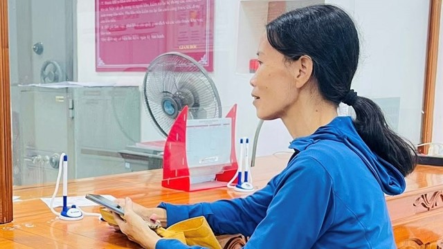 Chị Ngân đến Agribank rút 160 triệu để chuyển vào STK 100337439 của Hồng Thu, Công an xã lập tức đến yêu cầu ngừng mọi giao dịch