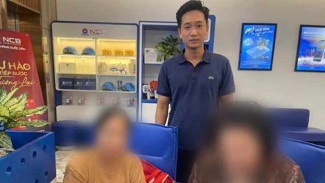 Bà M. 81 tuổi đến NCB rút 700 triệu đồng, nhân viên ngân hàng mời Công an phường đến làm việc